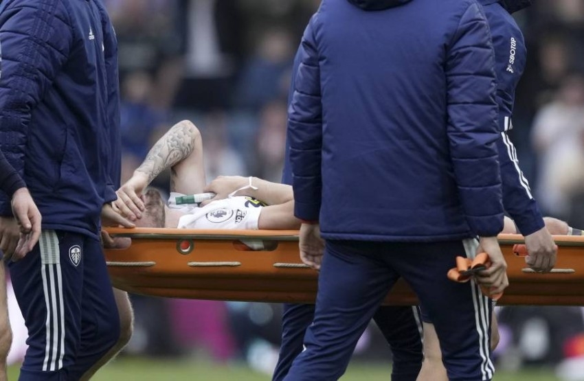  إصابة لاعب كرة قدم شهير بكسر في الساق
